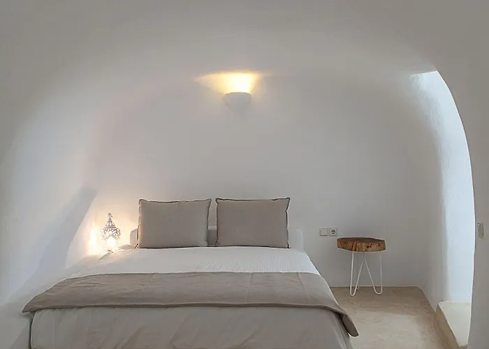 Radiant Santorini Mesariá