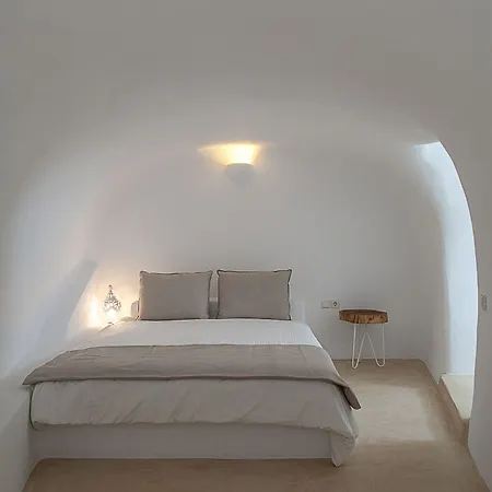 Radiant Santorini Mesariá