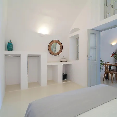 Radiant Santorini Mesariá