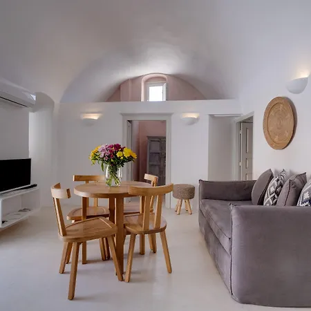 Radiant Santorini Apart-hotel Mesaria