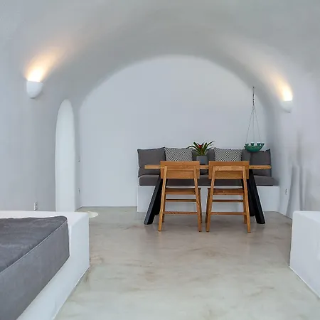 Radiant Santorini Aparthotel 4*