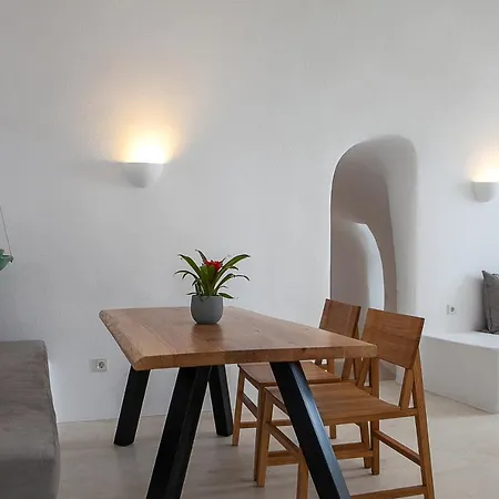 Radiant Santorini Mesariá