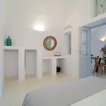 Radiant Santorini Mesariá